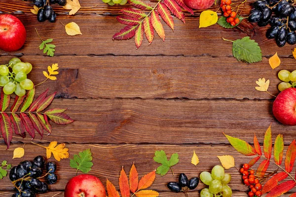 Herfstbladeren Met Appels Druiven Houten Achtergrond — Stockfoto
