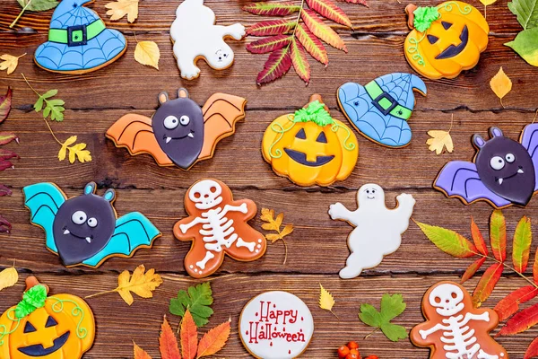 Cadılar Bayramı Gingerbreads Ahşap Masa Üzerinde Sonbahar Yaprakları — Stok fotoğraf