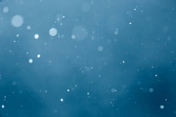 青色の背景のボケ味を持つ雪 — ストック写真