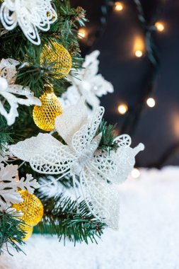 Güzel dekore edilmiş kar üzerinde bulanık bokeh Garland ile Noel ağacı. Tatil arka plan