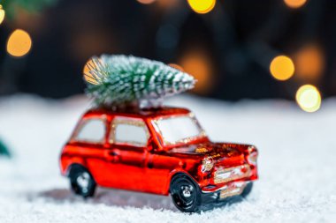 Noel arka plan yeni yıl için hazırlanıyor. Noel ağacı karda bulanık bokeh arka plan çelenk üzerinde seyahat bir araç çatı üzerinde