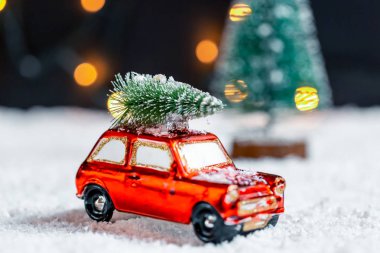 Noel arka plan yeni yıl için hazırlanıyor. Noel ağacı karda bulanık bokeh arka plan çelenk üzerinde seyahat bir araç çatı üzerinde
