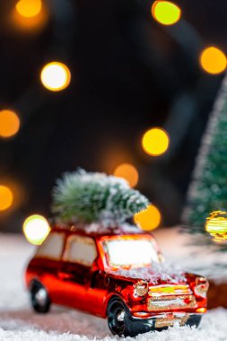 Noel arka plan yeni yıl için hazırlanıyor. Noel ağacı karda bulanık bokeh arka plan çelenk üzerinde seyahat bir araç çatı üzerinde