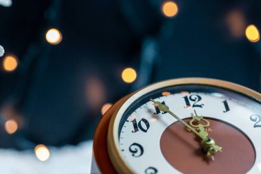 Karda Vintage çalar saat Noel ağacının arka plan bulanıklık. Yeni yıl Tema