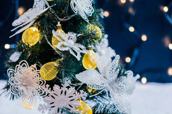 Güzel Dekore Edilmiş Kar Üzerinde Bulanık Bokeh Garland Ile Noel — Stok fotoğraf