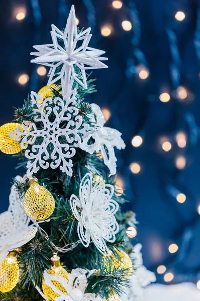 Hermoso Árbol Navidad Decorado Con Nieve Borroso Bokeh Guirnalda Fondo — Foto de Stock