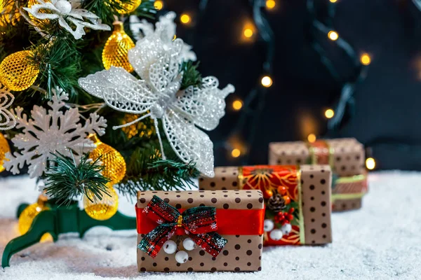 Presentes Natal Neve Debaixo Árvore Conceito Férias Casa Surpresas Presentes — Fotografia de Stock