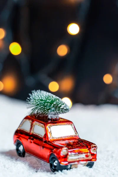 Noel arka plan yeni yıl için hazırlanıyor. Noel ağacı karda bulanık bokeh arka plan çelenk üzerinde seyahat bir araç çatı üzerinde