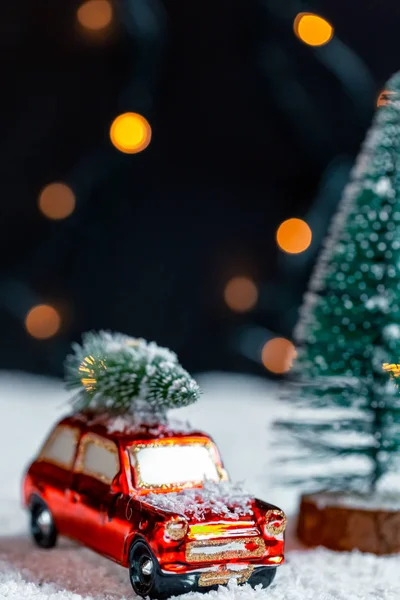 Noel arka plan yeni yıl için hazırlanıyor. Noel ağacı karda bulanık bokeh arka plan çelenk üzerinde seyahat bir araç çatı üzerinde