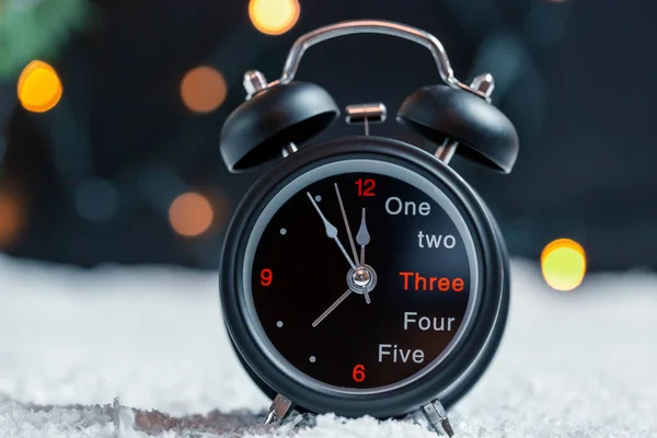 Reloj Despertador Negro Vintage Sobre Nieve Sobre Fondo Borroso Del —  Fotos de Stock