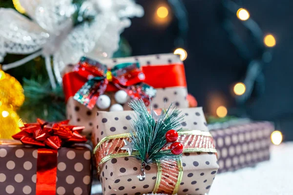 在树下的雪中送圣诞礼物 家庭度假 惊喜和礼物的概念 — 图库照片