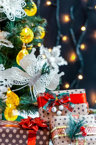 Presentes Natal Neve Debaixo Árvore Conceito Férias Casa Surpresas Presentes — Fotografia de Stock