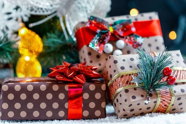 Presentes Natal Neve Debaixo Árvore Conceito Férias Casa Surpresas Presentes — Fotografia de Stock