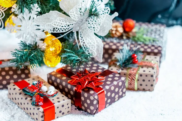 在树下的雪中送圣诞礼物 家庭度假 惊喜和礼物的概念 — 图库照片