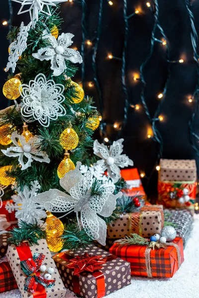 Presentes Natal Neve Debaixo Árvore Conceito Férias Casa Surpresas Presentes — Fotografia de Stock