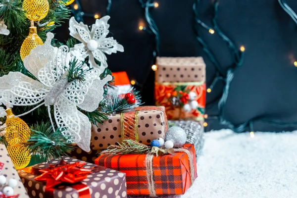 Presentes Natal Neve Debaixo Árvore Conceito Férias Casa Surpresas Presentes — Fotografia de Stock