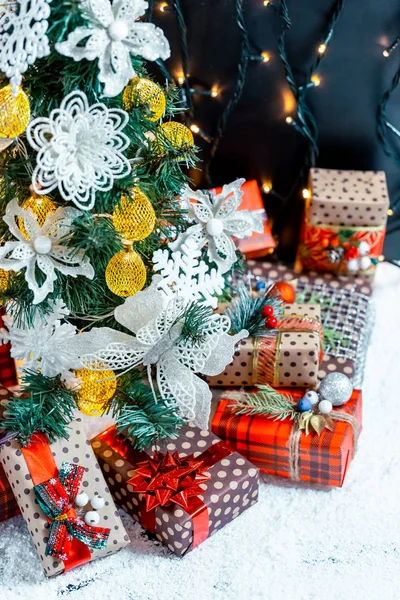 Regali Natale Nella Neve Sotto Albero Concetto Casa Vacanza Sorprese — Foto Stock