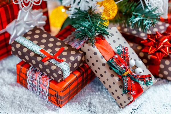 Presentes Natal Neve Debaixo Árvore Conceito Férias Casa Surpresas Presentes — Fotografia de Stock