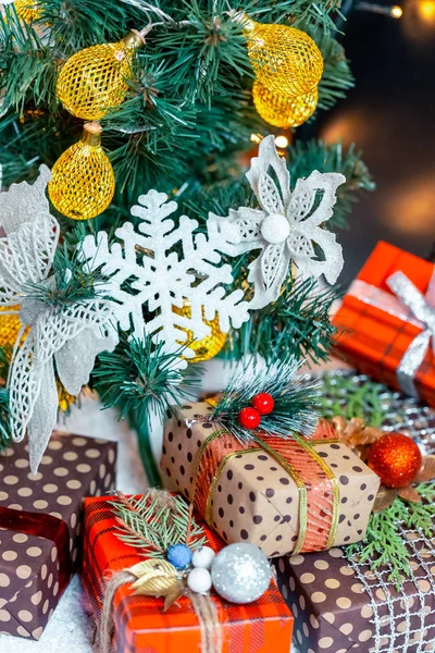 Regalos Navidad Nieve Bajo Árbol Concepto Vacaciones Casa Sorpresas Presente —  Fotos de Stock