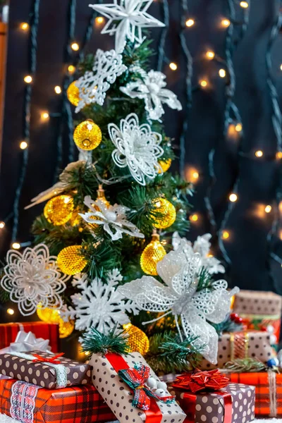 Regalos Navidad Nieve Bajo Árbol Concepto Vacaciones Casa Sorpresas Presente —  Fotos de Stock