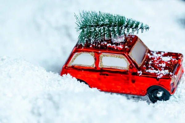 Czerwony Samochód Prowadzi Się Wzdłuż Drzewie Cristmas Zaspy Śniegu — Zdjęcie stockowe