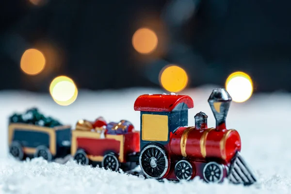 Χριστουγεννιάτικο Τρένο Στο Χιόνι Στο Παρασκήνιο Bokeh Φωτογραφία Αρχείου