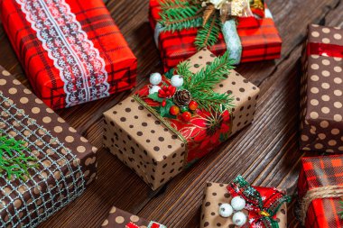 Noel hediyeleri Noel dekorasyonu ahşap arka plan üzerinde ile