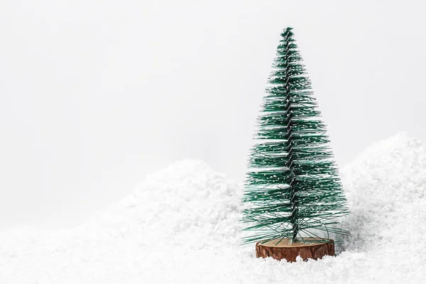 圣诞树在雪堆中 文本的可用空间 — 图库照片