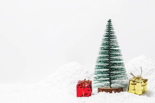 雪のドリフトのプレゼントとクリスマス ツリー テキストの無料スペース — ストック写真