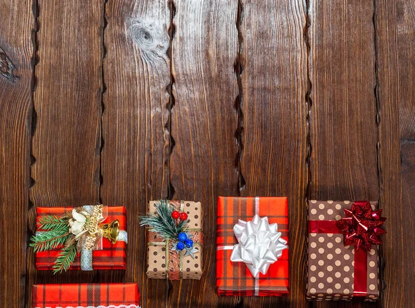 Рождественские Подарки Рождественским Оформлением Деревянном Фоне Крупным Планом — стоковое фото