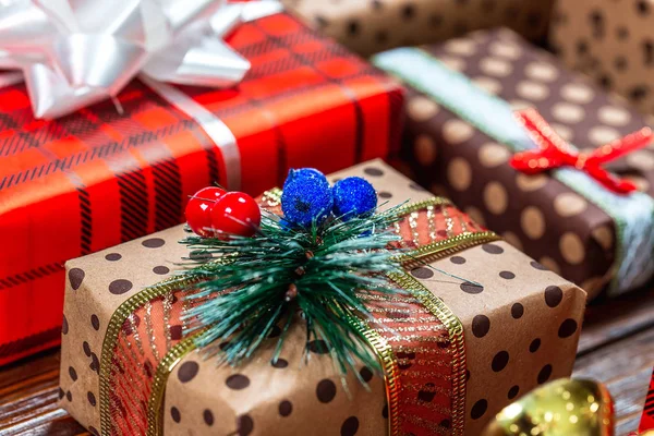 Regalos Navidad Con Decoración Navideña Sobre Fondo Madera —  Fotos de Stock