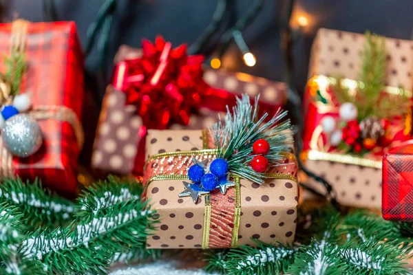 Los Regalos Navidad Con Las Ramas Árbol Navidad Sobre Nieve —  Fotos de Stock