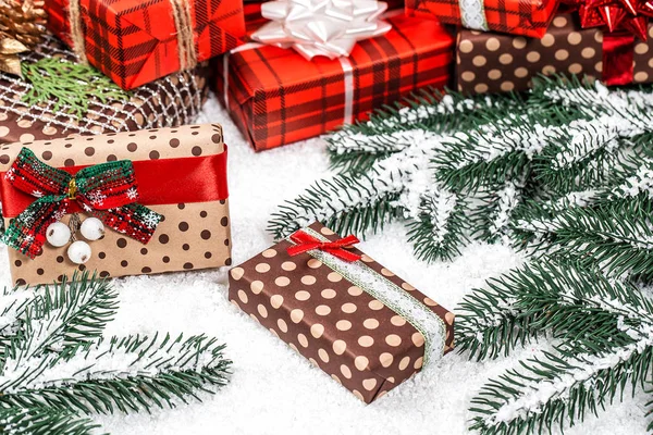 圣诞礼物与圣诞树树枝和雪在木背景特写镜头 — 图库照片