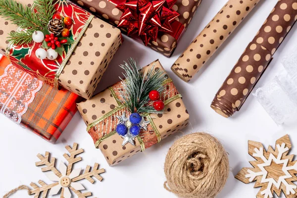 Folyamat Csomagolás Karácsonyi Ajándékokat Egy Családi Összejövetel Meglepetés Stock Fotó