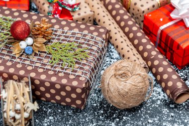 Noel Hediyelik kutu süslemeleri ile. Mutlu Noeller ve mutlu yeni yıl