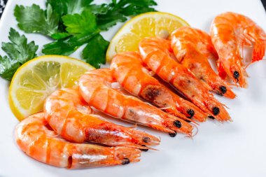 Izgara karides limon ve otlar. Kraliyet lezzetli ve güzel karides. Flatley. Gıda arka plan