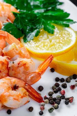 Izgara karides limon ve otlar. Kraliyet lezzetli ve güzel karides. Flatley. Gıda arka plan