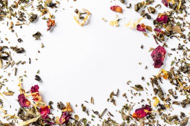 Çerçeve kurutulmuş çiçek yaprakları ve limon parçaları ile yeşil çay ile. Kaynak için Kuru çay. Diyet ve sağlıklı içecek. Boş alan. Flatley. Üstten Görünüm