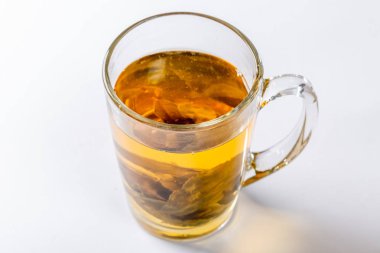 Yeşil çay ile kurutulmuş büyük yaprak çay ve taze çay beyaz bir arka plan üzerinde bırakır. Diyet ve sağlıklı içecek