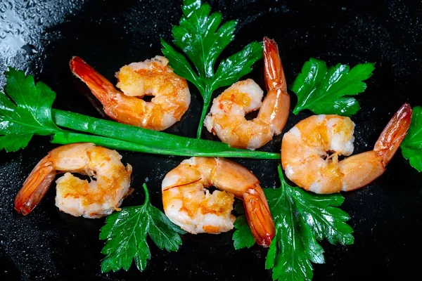 Camarones Parrilla Pelados Frescos Con Hierbas Sobre Fondo Negro Flatley —  Fotos de Stock