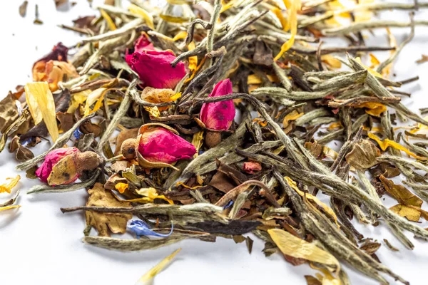 Chá Branco Com Flores Pétalas Botões Rosa Sobre Fundo Branco — Fotografia de Stock