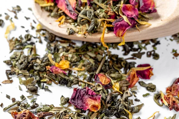 緑茶乾燥花びらと木のスプーンに柑橘類の作品 溶接用乾燥させた茶 ダイエットや健康的な飲み物 — ストック写真
