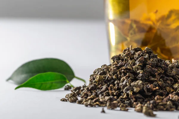 Filiżanka Zielonej Herbaty Suszonych Duży Liść Herbaty Herbaty Świeżych Liści — Zdjęcie stockowe