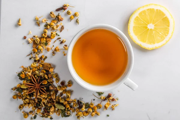 Una Taza Verde Con Flores Secas Manzanilla Una Rebanada Limón — Foto de Stock