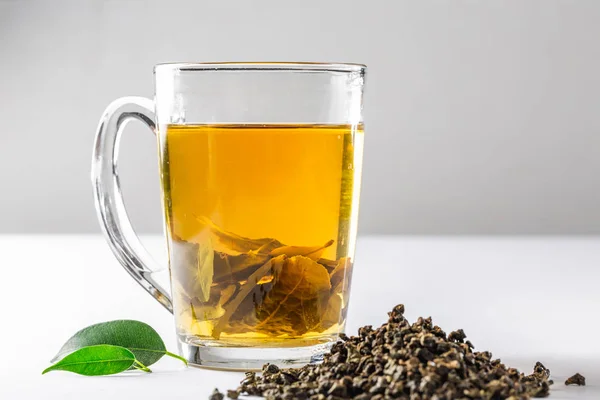 Чашка Зеленого Чаю Сушеним Великим Листяним Чаєм Свіжим Чайним Листям — стокове фото