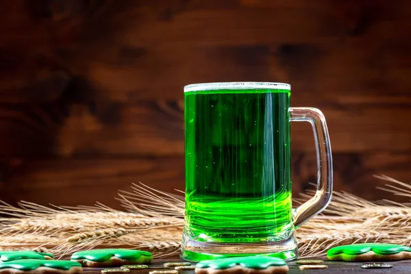 Zelené Pivo Skleněné Džbánky Perník Čtyřlístek Podkova Pšenice Spike Zlaté — Stock fotografie