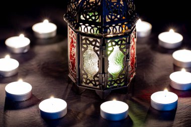 Ramazan Kareem parlak parlayan fener ve etrafında yanan mumlar ile. Bir gece arka plan ramazan Kareem kutsal ayın Müslüman bayram.