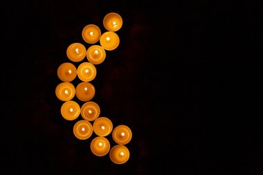 Ramazan Kareem konsepti ile yanan mumlar bir ay şeklinde. Bir gece arka plan ramazan Kareem kutsal ayın Müslüman bayram.