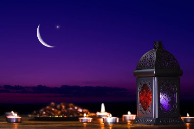 Kutsal Ramazan Kareem ayının Müslüman bayramı. Parlayan bir fener ile güzel arka plan, yıldız ve Hilal ay ile gece gökyüzüne karşı tepside tarihler. Metniniz için boş alan