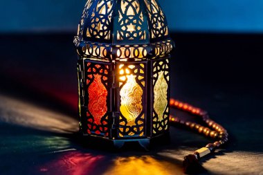 Ramazan Kareem parlak fener ile. Bir gece arka plan ramazan Kareem kutsal ayın Müslüman bayram.